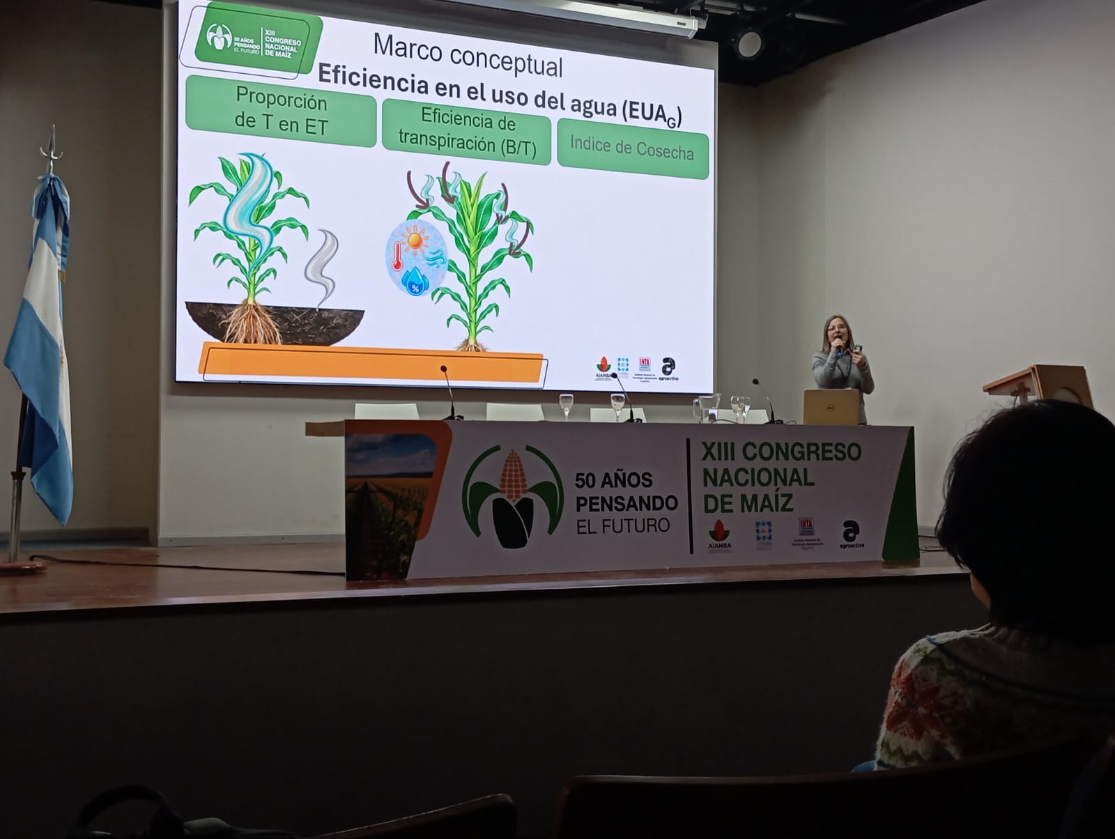 Laura Echarte durante su presentación en el XIII Congreso Nacional de Maíz